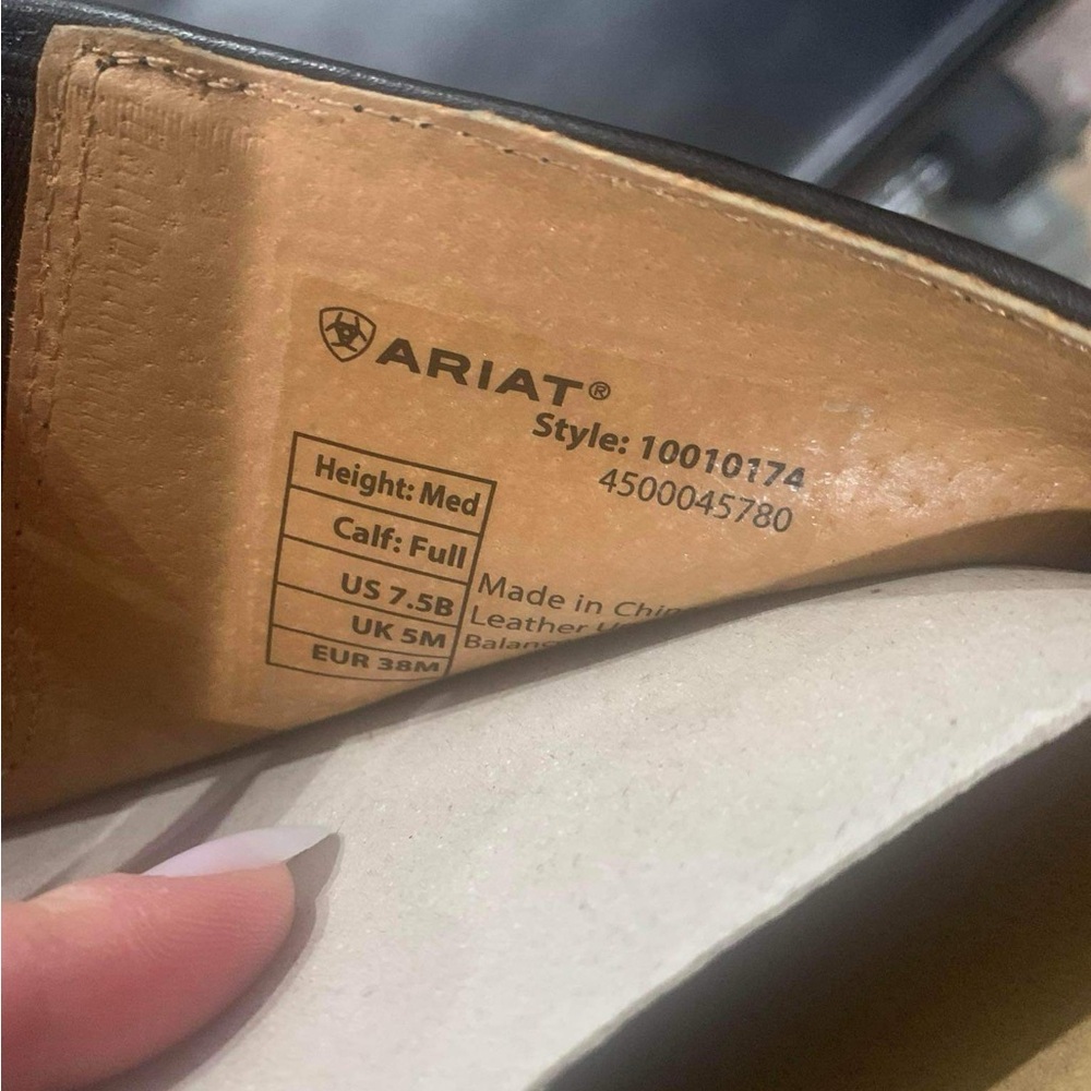 Women’s Ariat Heritage Contour Field Boots with zip.  Size 7.5 wide calf